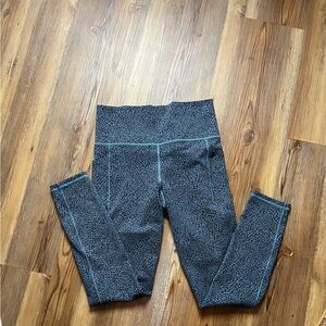 Athleta women’s Salutation stash II Tight size small tall blue/black preowned